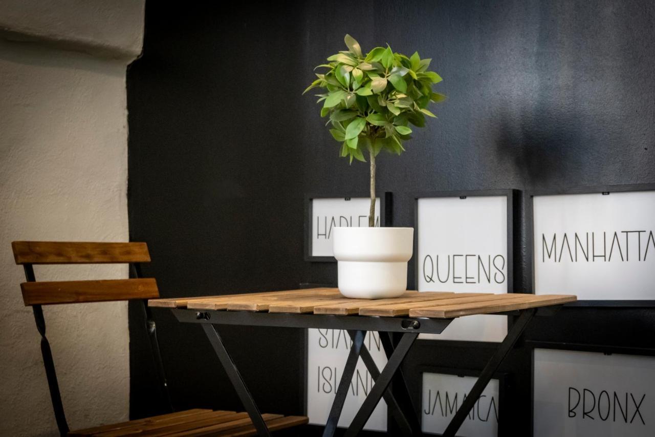 Superbe Appartement Avec Patio Nîmes Exteriör bild