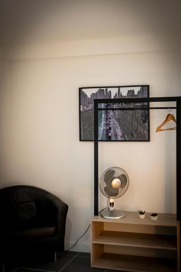 Superbe Appartement Avec Patio Nîmes Exteriör bild