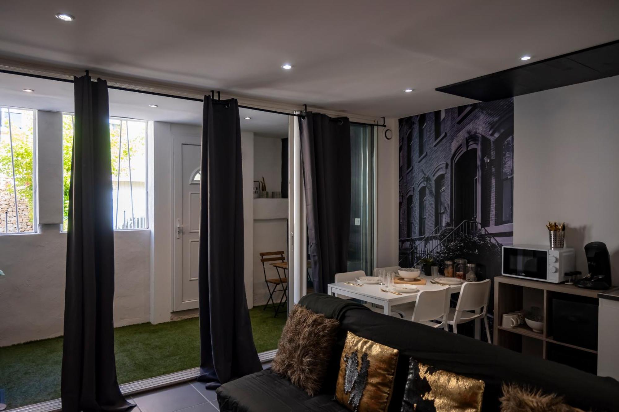 Superbe Appartement Avec Patio Nîmes Exteriör bild